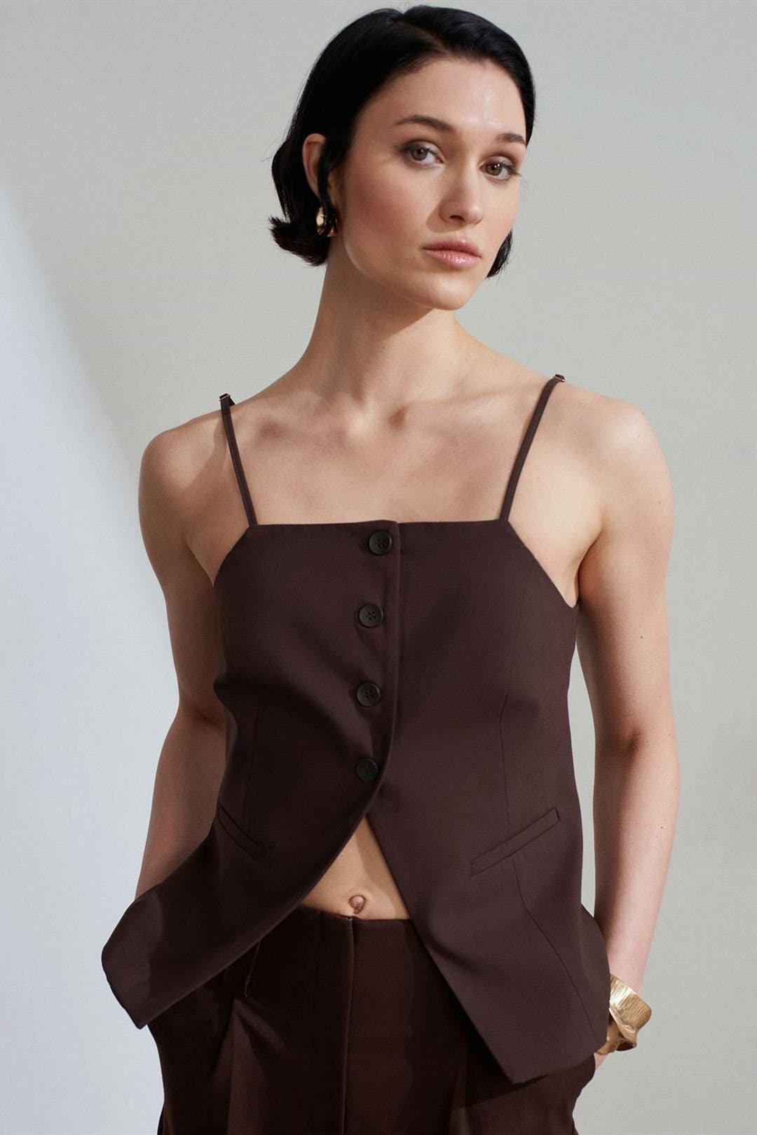 Dilvin Dilvin Women's Fitted Crepe Waistcoat With Square Collar in Chocolate