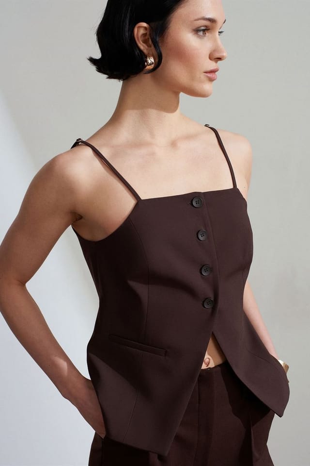 Dilvin Dilvin Women's Fitted Crepe Waistcoat With Square Collar in Chocolate - 3