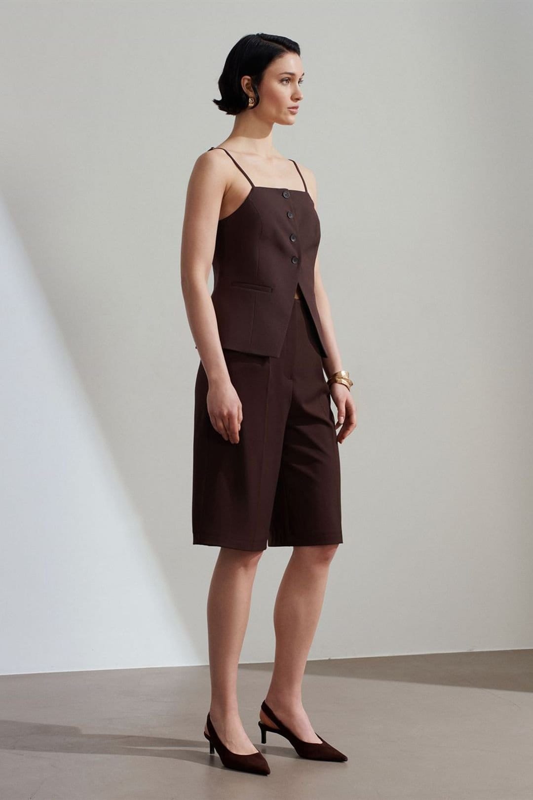 Dilvin Dilvin Women's Fitted Crepe Waistcoat With Square Collar in Chocolate - 4