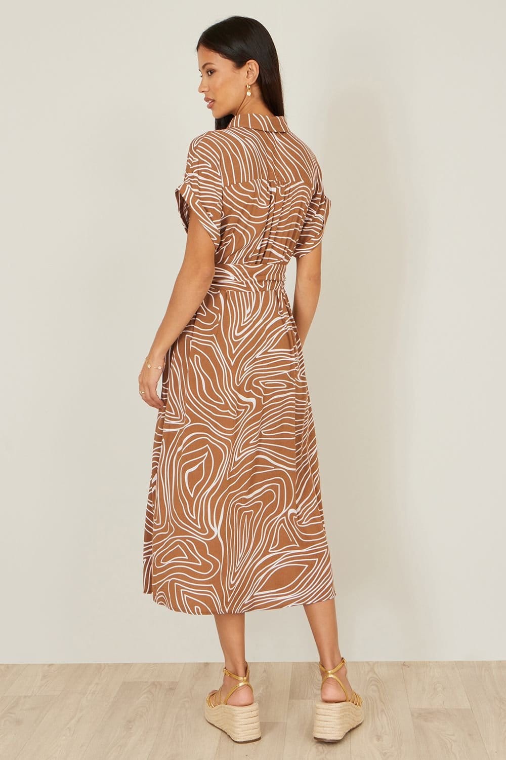 Yumi Yumi Women's Brown Abstract Swirl Print Relaxed Midi Shirt Dress With Belt - 4