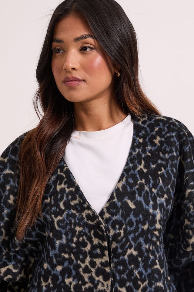 Dorothy Perkins Dorothy Perkins Women's Petite Short Collarless Animal Print Coat in Blue - 3