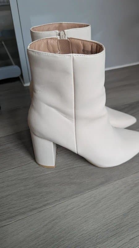 New Look New Look cream heeled boots faux leather