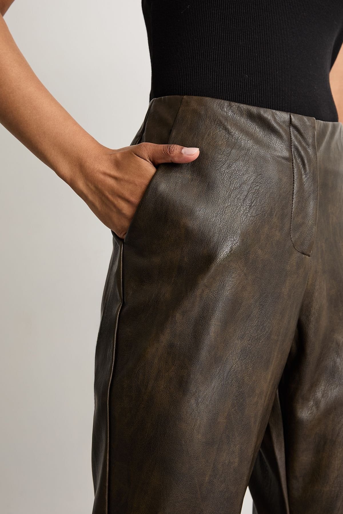 Warehouse Warehouse Women's Pu Oversized Blazer Co-ord in Chocolate - 4