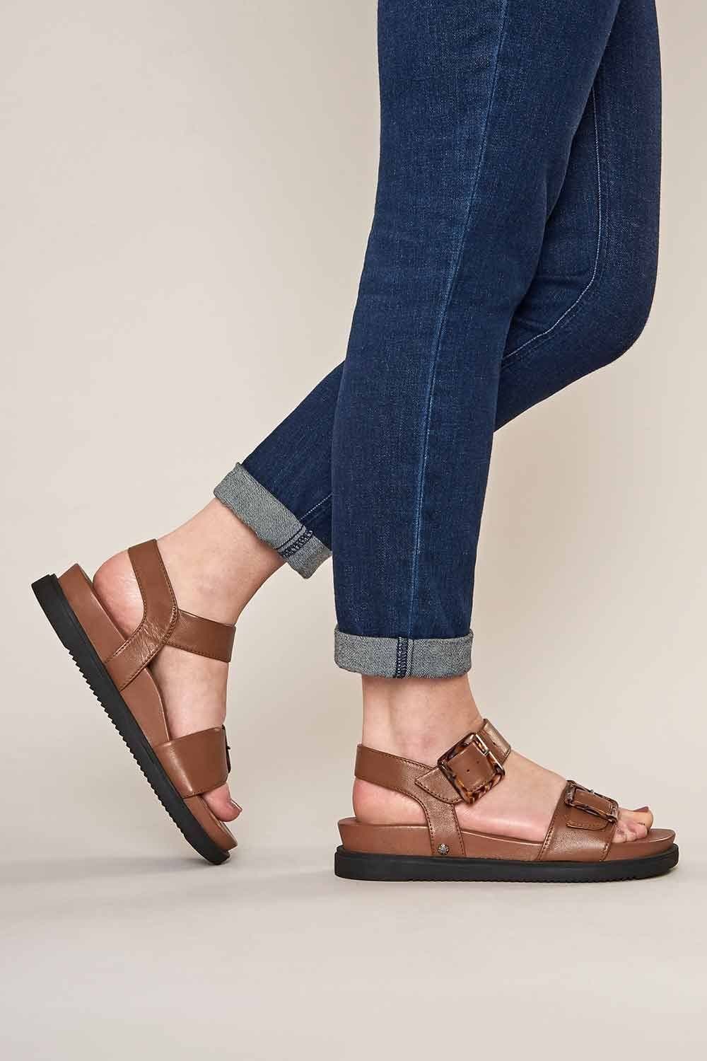 Moshulu Moshulu Women's 'Newark' Chunky Strap Flatform Sandals in Tan