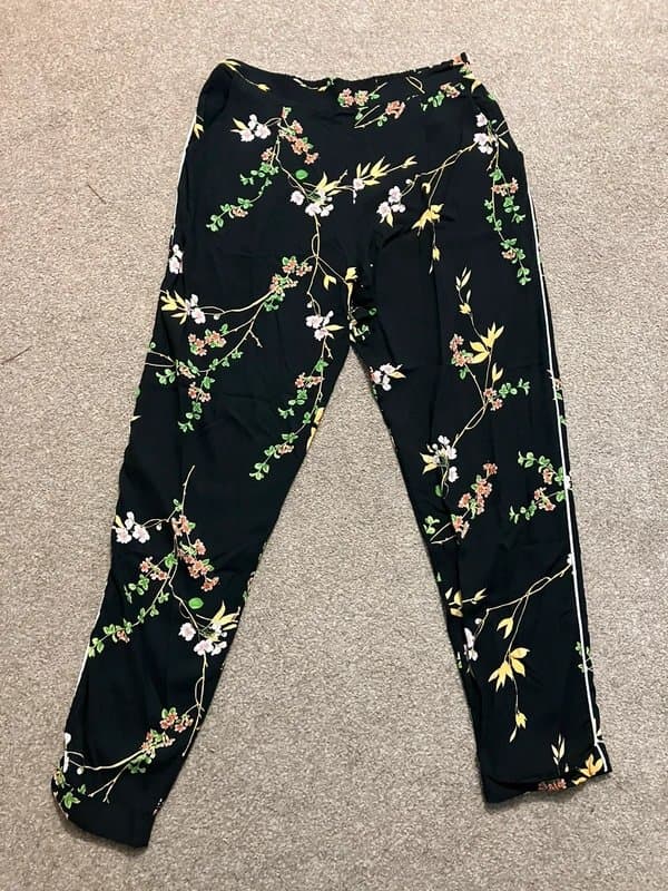 Dorothy Perkins Women’s floral trousers