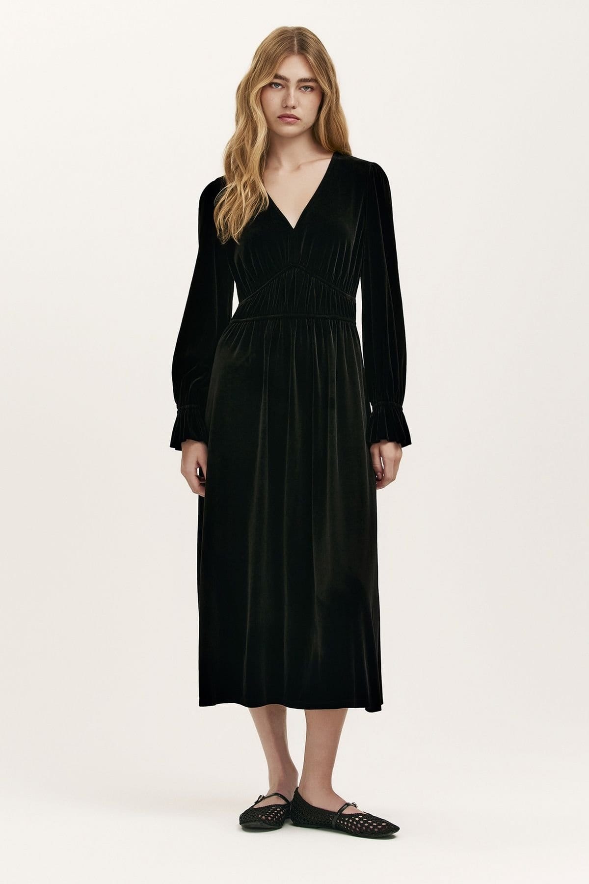 Finery London Women's Petite Laila Velvet Midi Waisted Dress in Black
