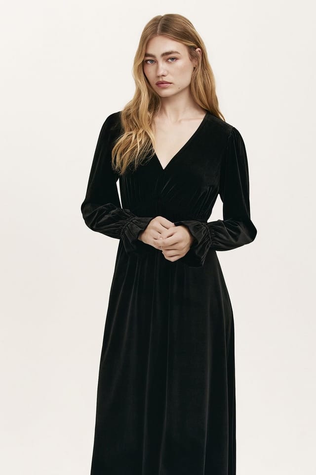 Finery London Finery London Women's Petite Laila Velvet Midi Waisted Dress in Black - 2