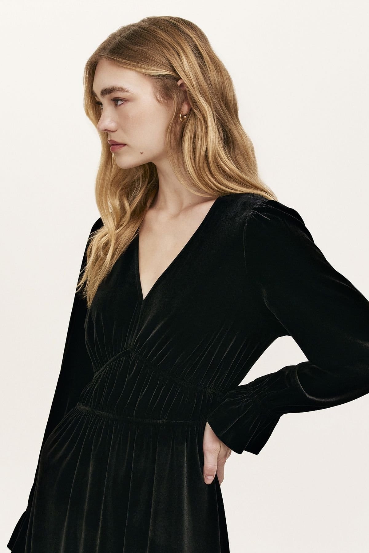 Finery London Finery London Women's Petite Laila Velvet Midi Waisted Dress in Black - 4