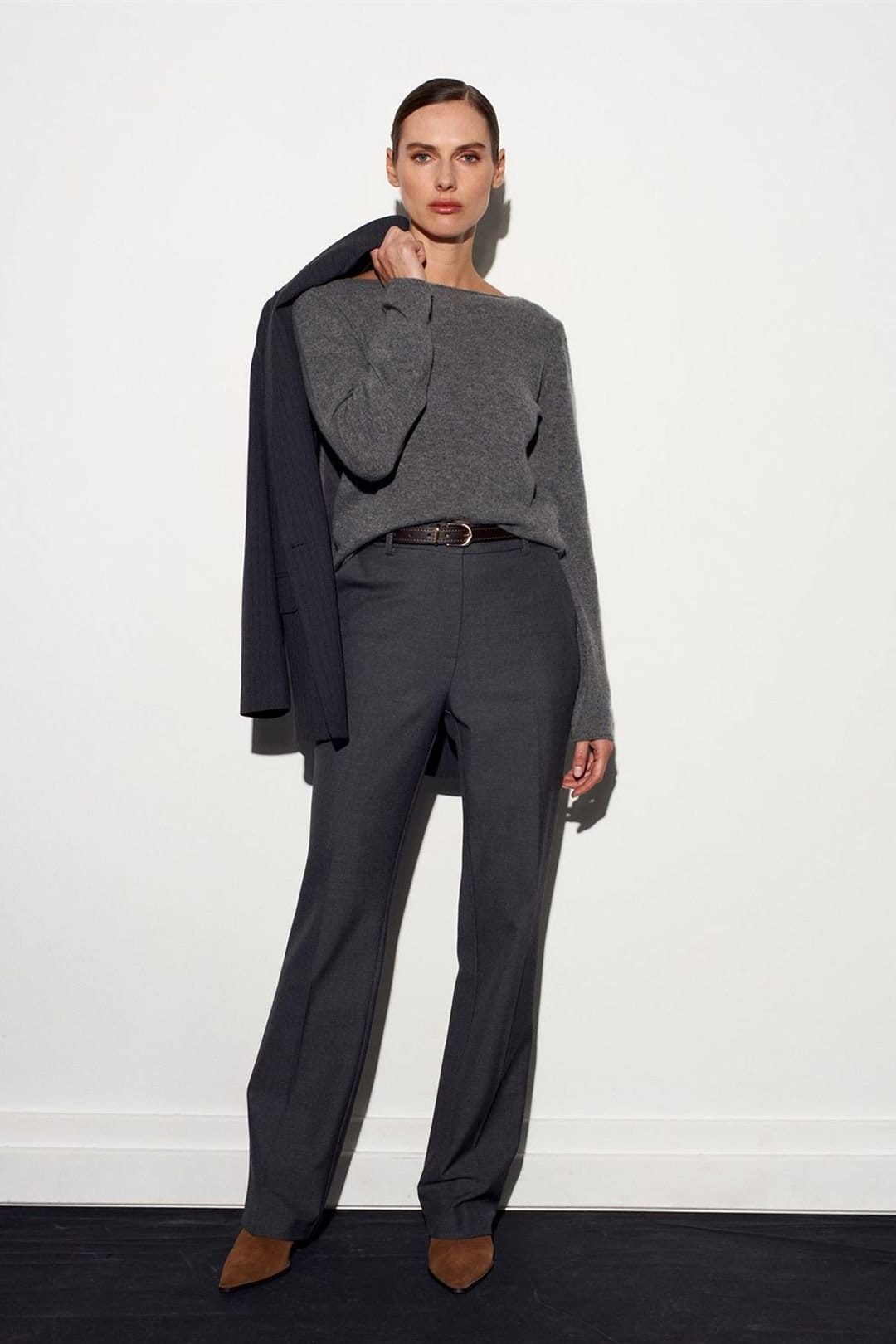 Dilvin Dilvin Women's Cashmere Ribbed Boat Neck Sweater in Charcoal - 4