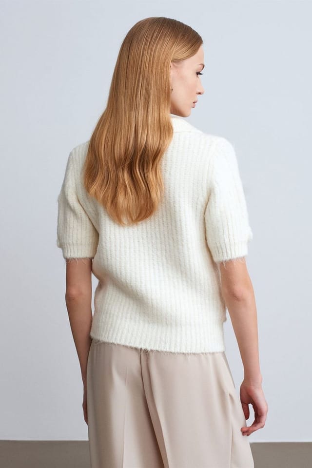 Dilvin Dilvin Women's Textured Ribbed Polo-collar Sweater in Ivory - 3