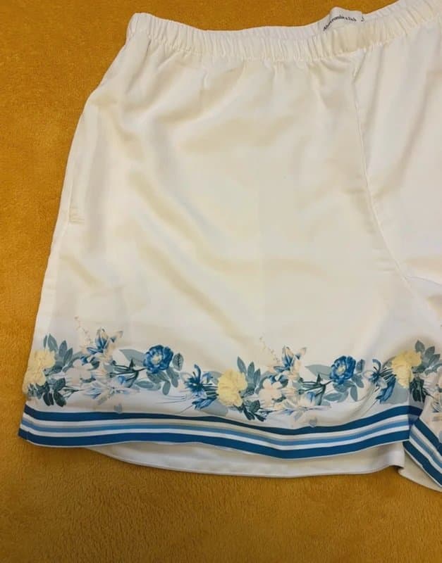 Abercrombie & Fitch Abercrombie & Fitch satin printed shorts in white