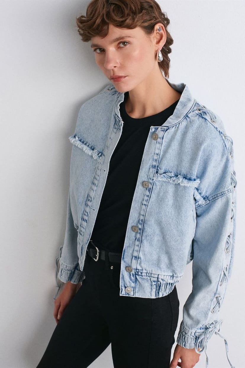 Dilvin Dilvin Women's Cropped Denim Jacket With Shirt Collar in Light Blue - 1
