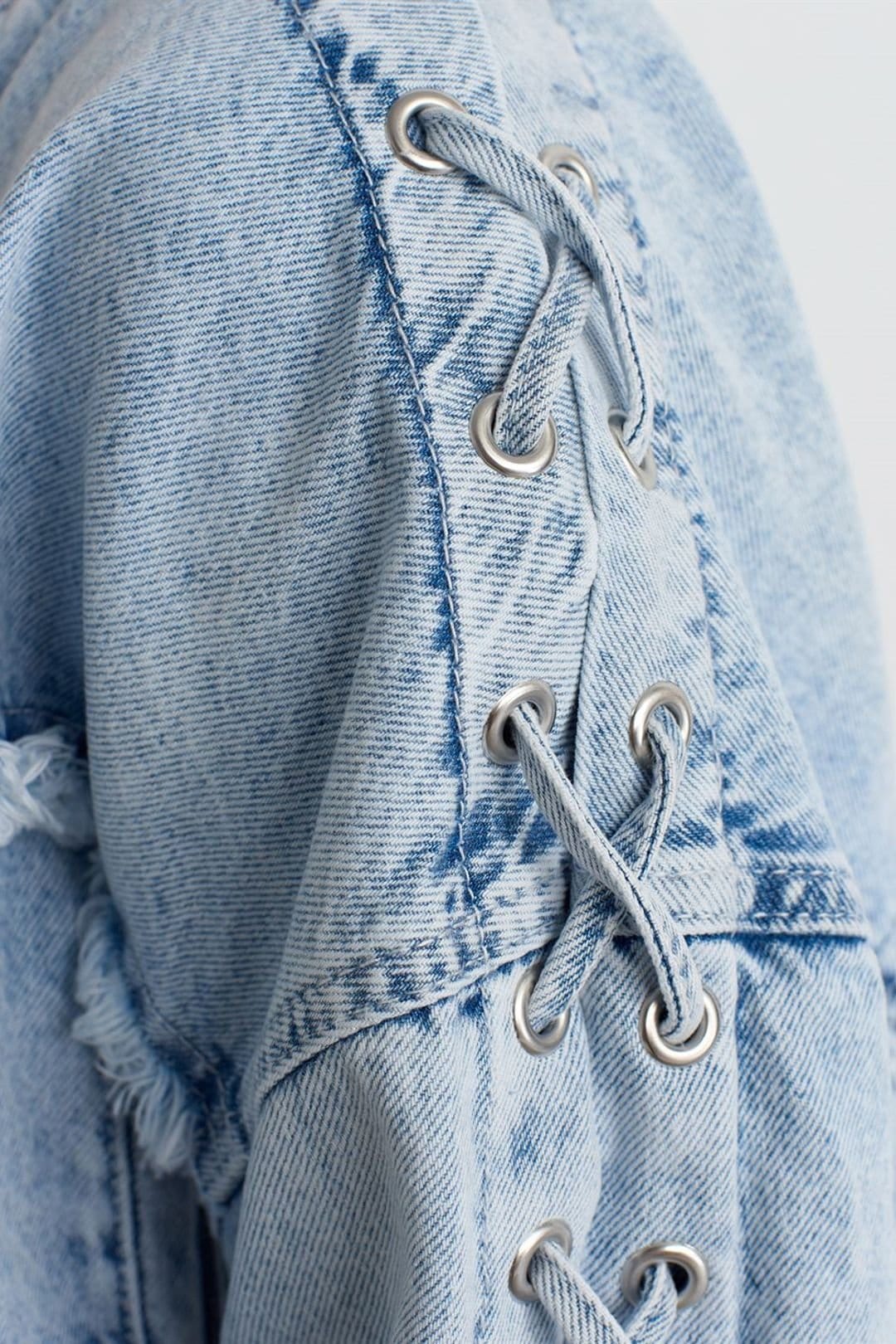 Dilvin Dilvin Women's Cropped Denim Jacket With Shirt Collar in Light Blue - 4