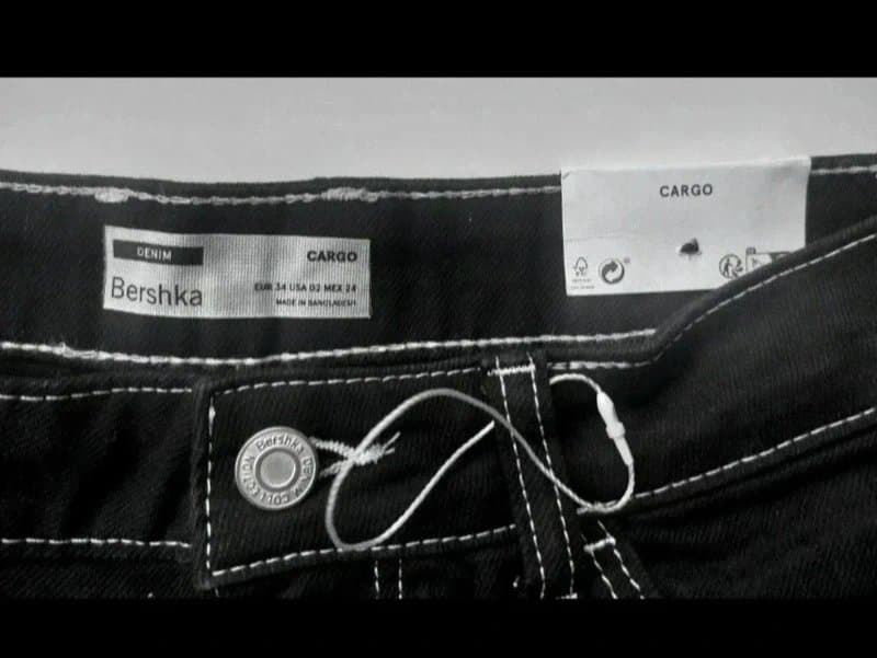 Bershka Bershka ** BNWT Size 8 - 10 (euro 34) Black Wide Leg Cargo Jeans with white Stitching