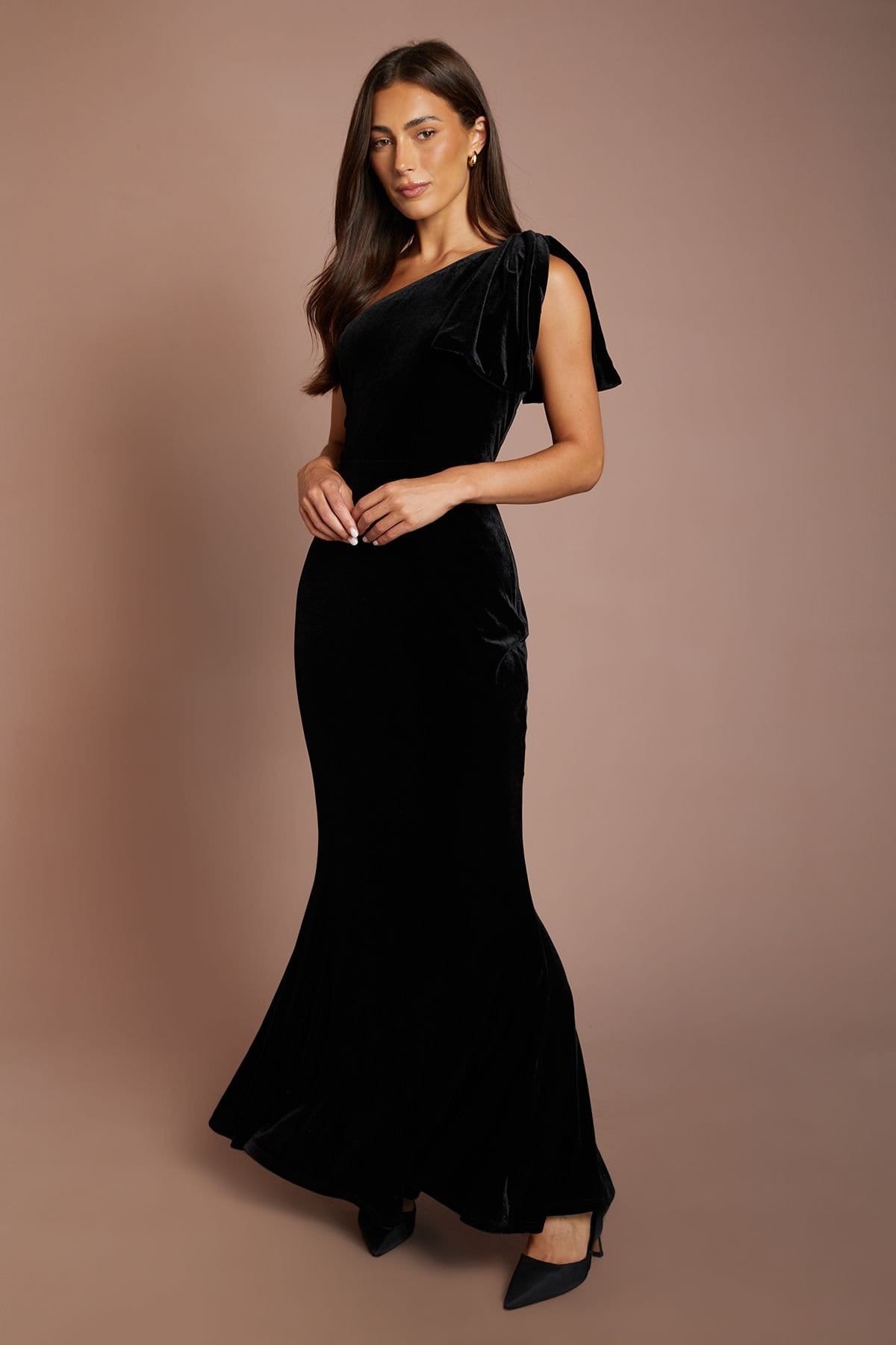 Coast Coast Women's Bow One Shoulder Velvet Bridesmaid Maxi Dress in Black - 4