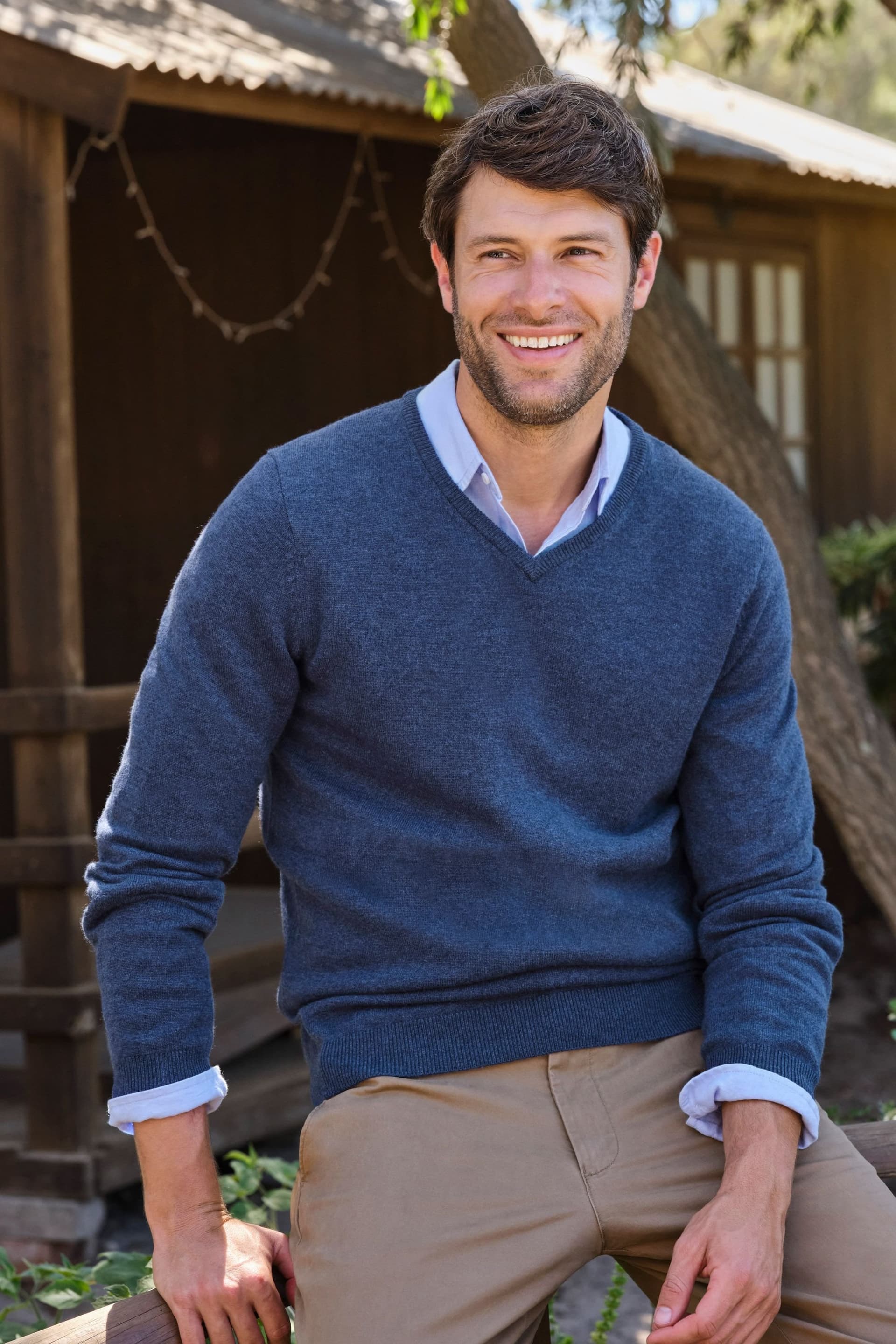 WoolOvers WoolOvers Men's Mens Cashmere & Merino Classic V Neck Knitted Jumper in Dark Blue