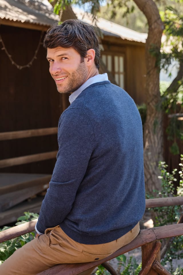 WoolOvers WoolOvers Men's Mens Cashmere & Merino Classic V Neck Knitted Jumper in Dark Blue - 3