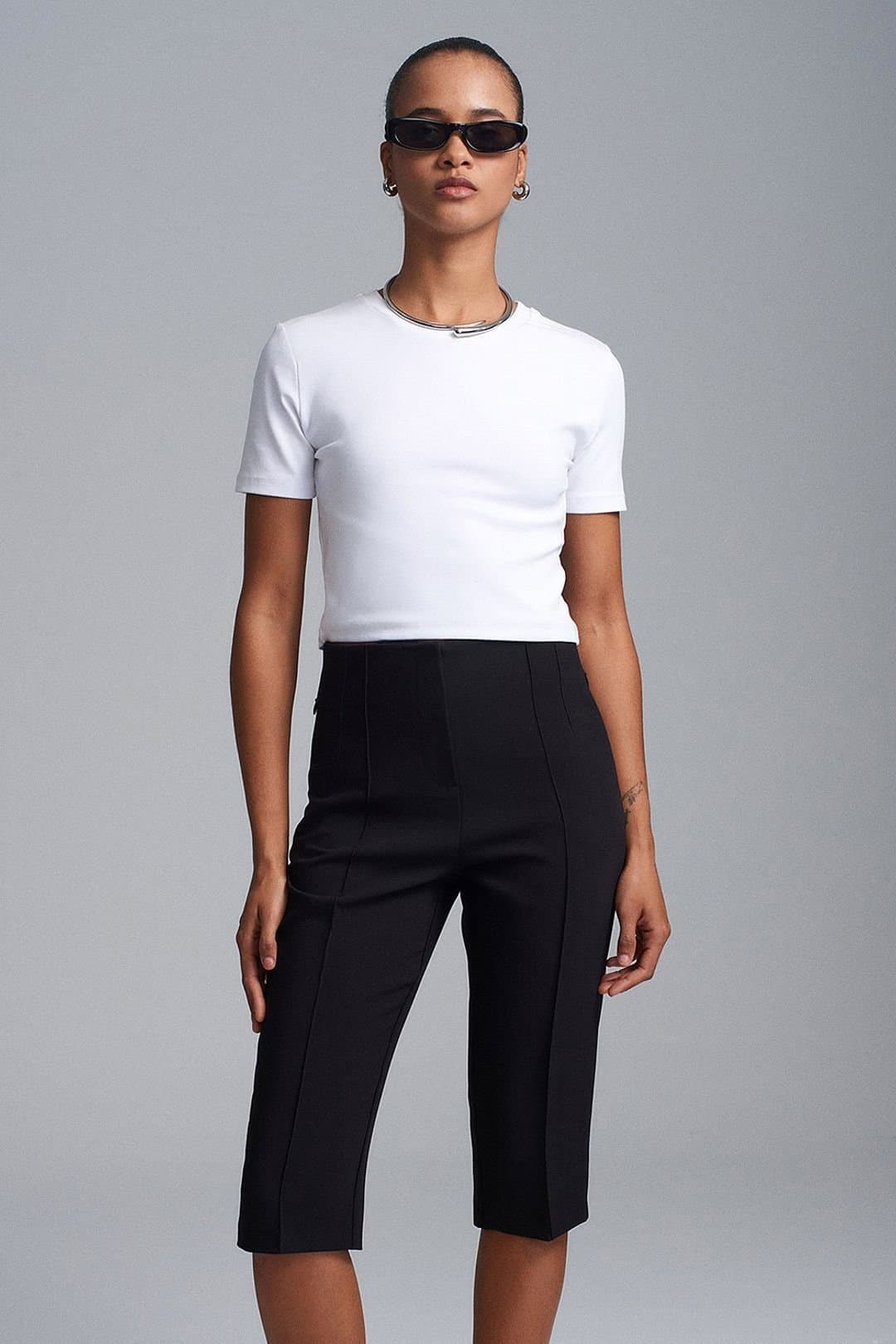 Dilvin Dilvin Women's High-waist Straight Capri Shorts With Slit in Black