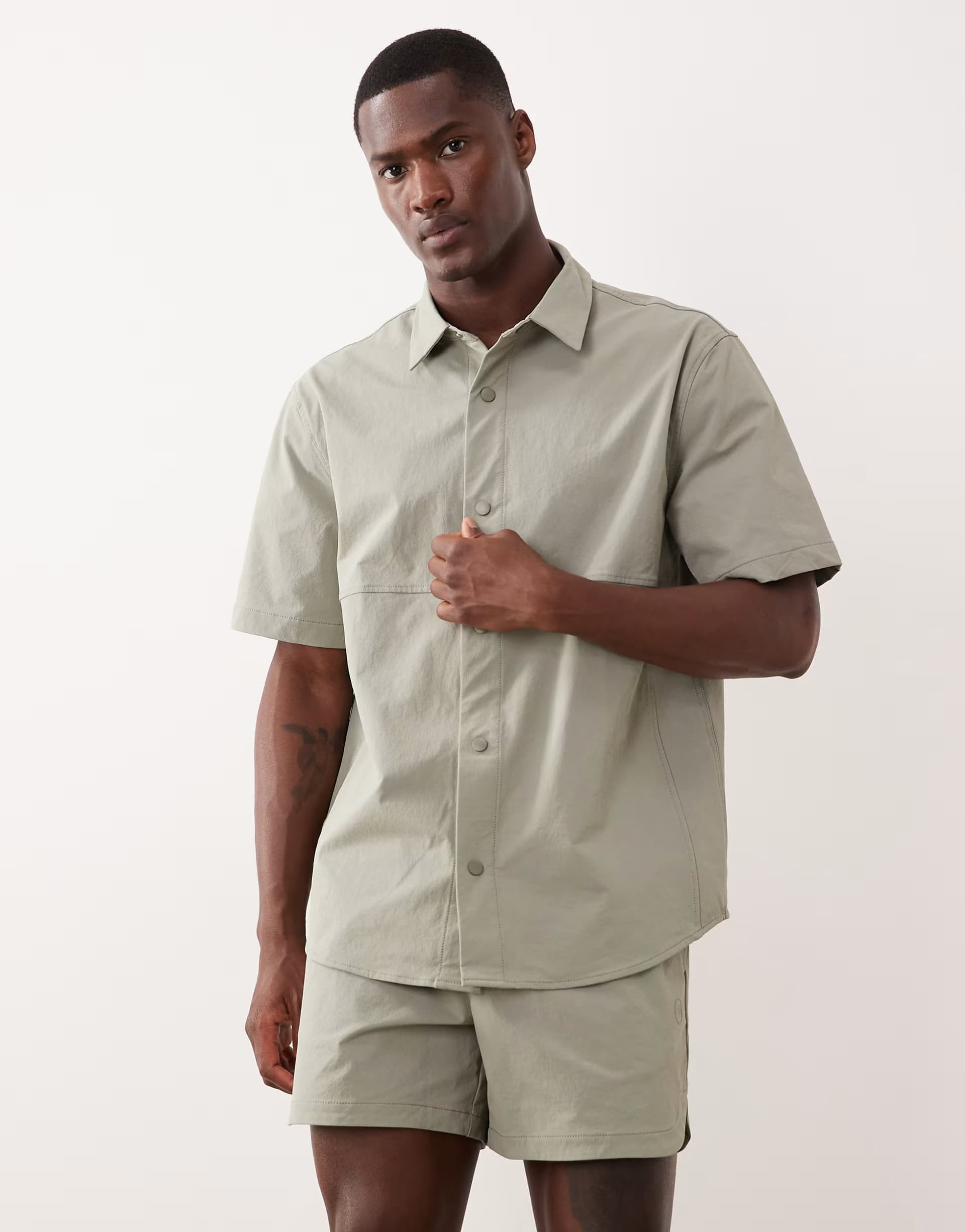 ASOS ASOS DESIGN motionMAX™ relaxed shirt with side pockets in sage green
