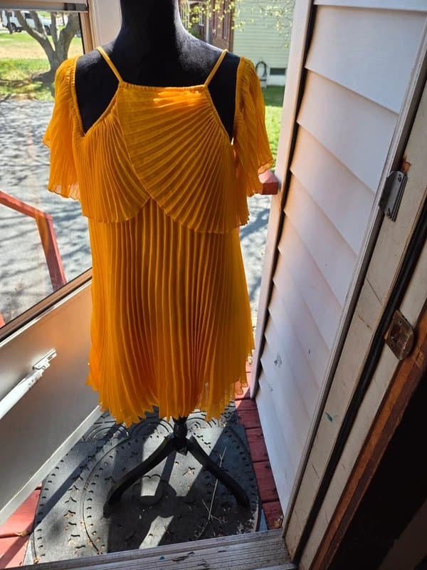 ASOS Orange Asos design pleated mini dress #partydress. Spagetti straps with cold shoulders, Size 8