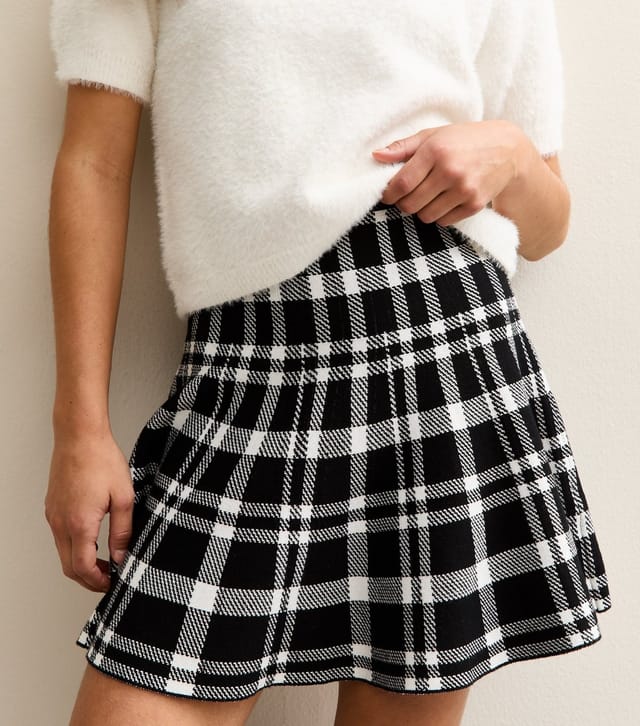 New Look Women's Petite Black Check Knit Flippy Mini Skirt New Look - 2