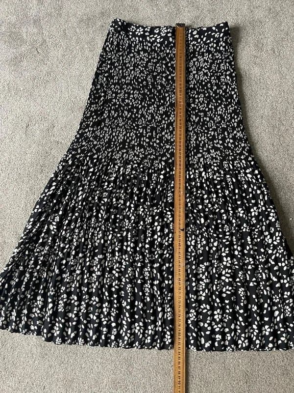 Topshop Topshop petite black pattern pleat chiffon midi skirt size 10