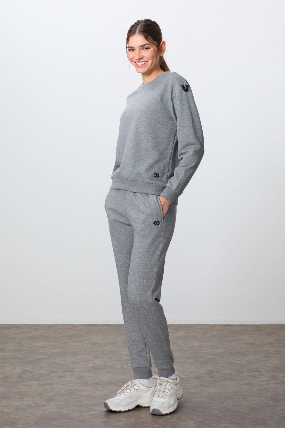 Tommy Life Tommy Life Women's Oversized Cotton-polyester Sweatshirt & Pants Set in Grey - 4
