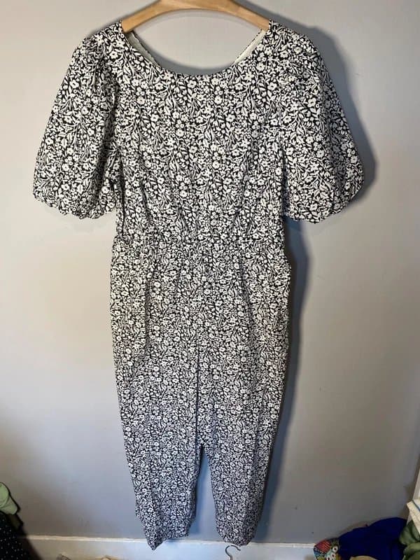 Boden Boden back detail black & white ditsy floral print puff sleeve jumpsuit size 16