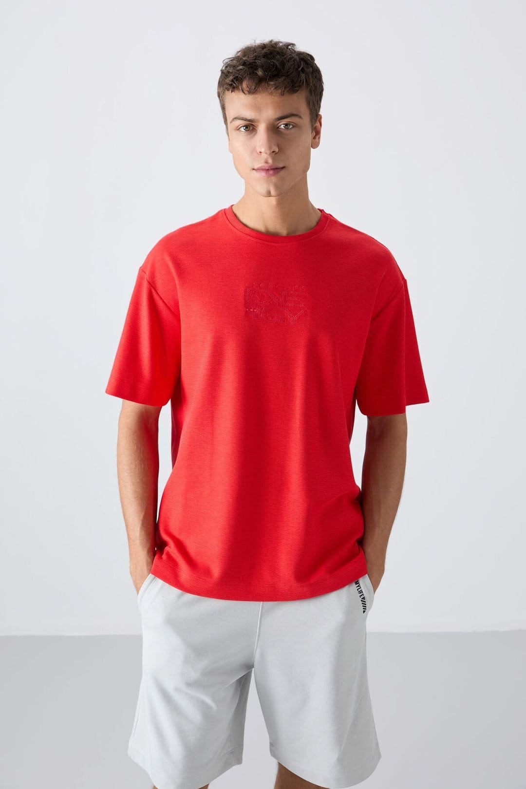 Tommy Life Tommy Life Men's Oversized Logo Embroidered Cotton-Blend T-Shirt in Red - 4