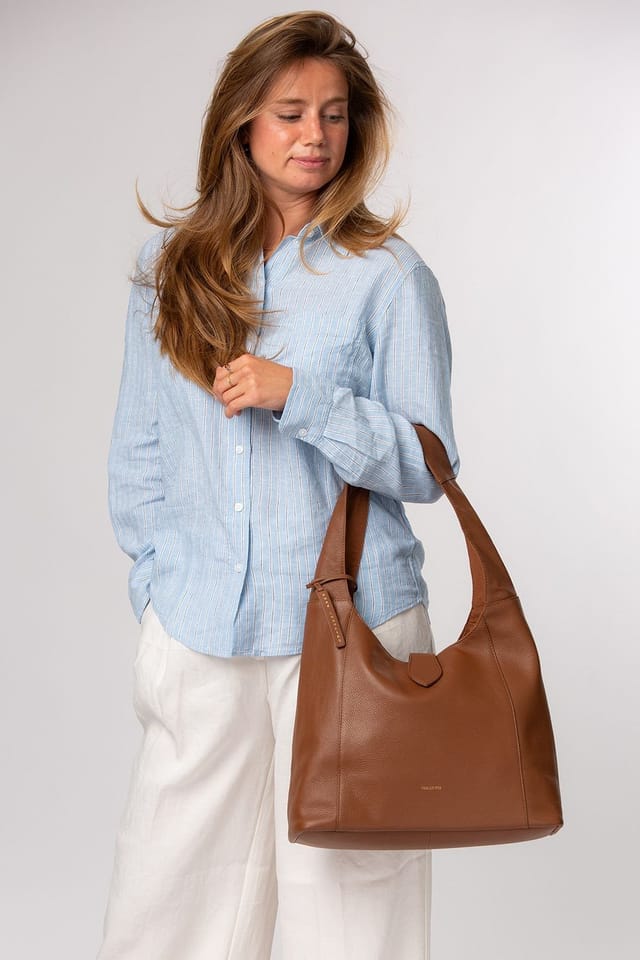 Pure Luxuries London Pure Luxuries London Women's 'Everly' Leather Shoulder Bag in Tan - 2