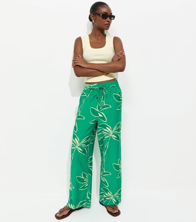 New Look Women's Green Crinkle Texture Palm Print Wide Leg Trousers New Look - 2