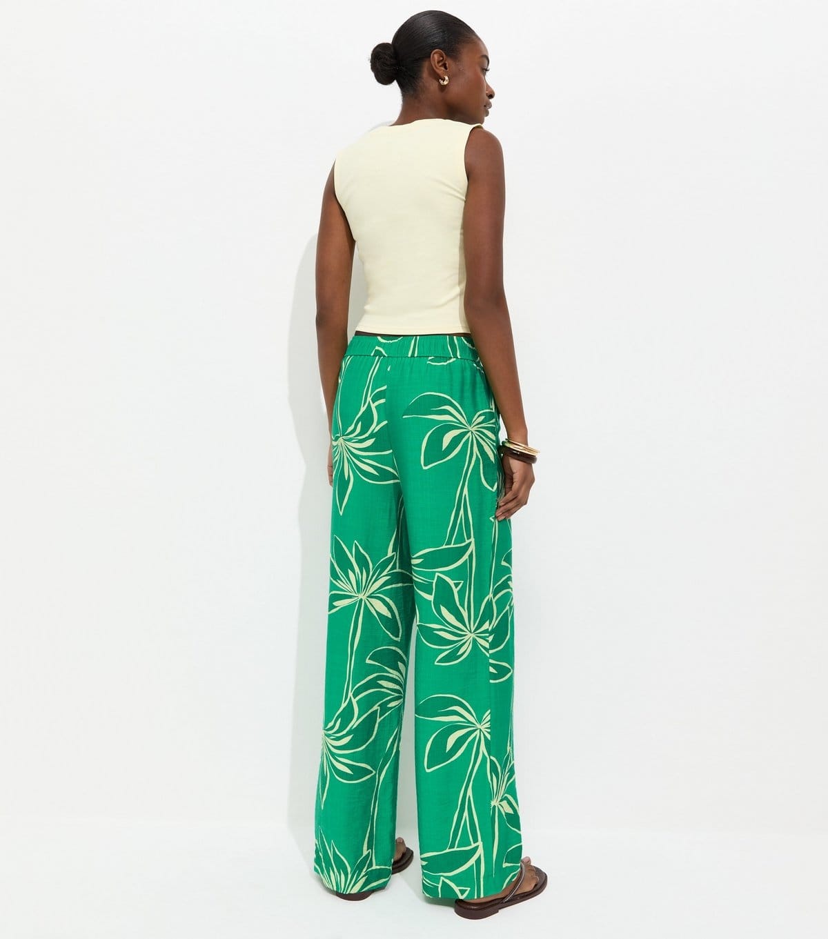 New Look Women's Green Crinkle Texture Palm Print Wide Leg Trousers New Look - 4