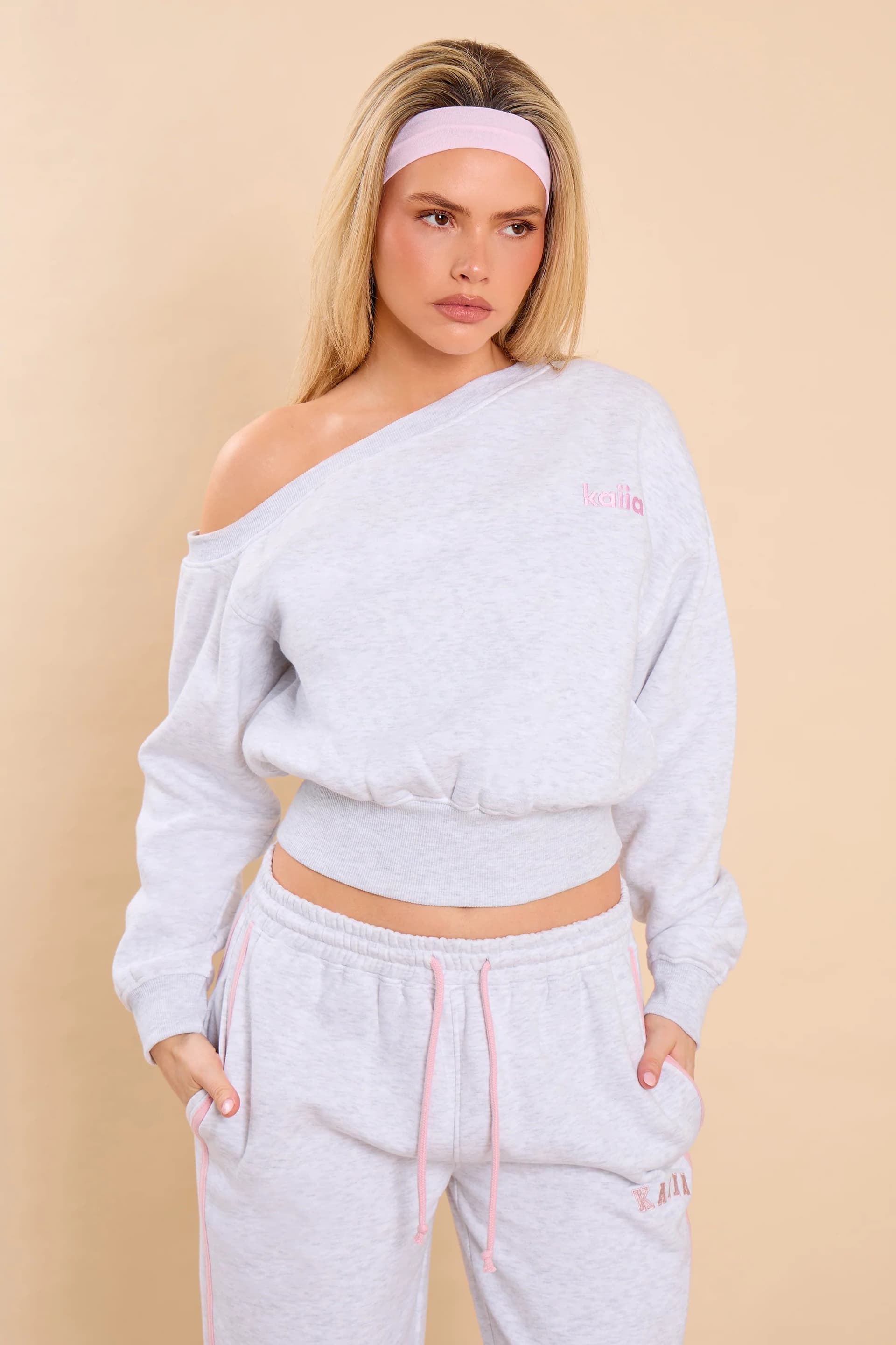 Kaiia Kaiia Off-Shoulder Sweatshirt in Light Grey & Pink