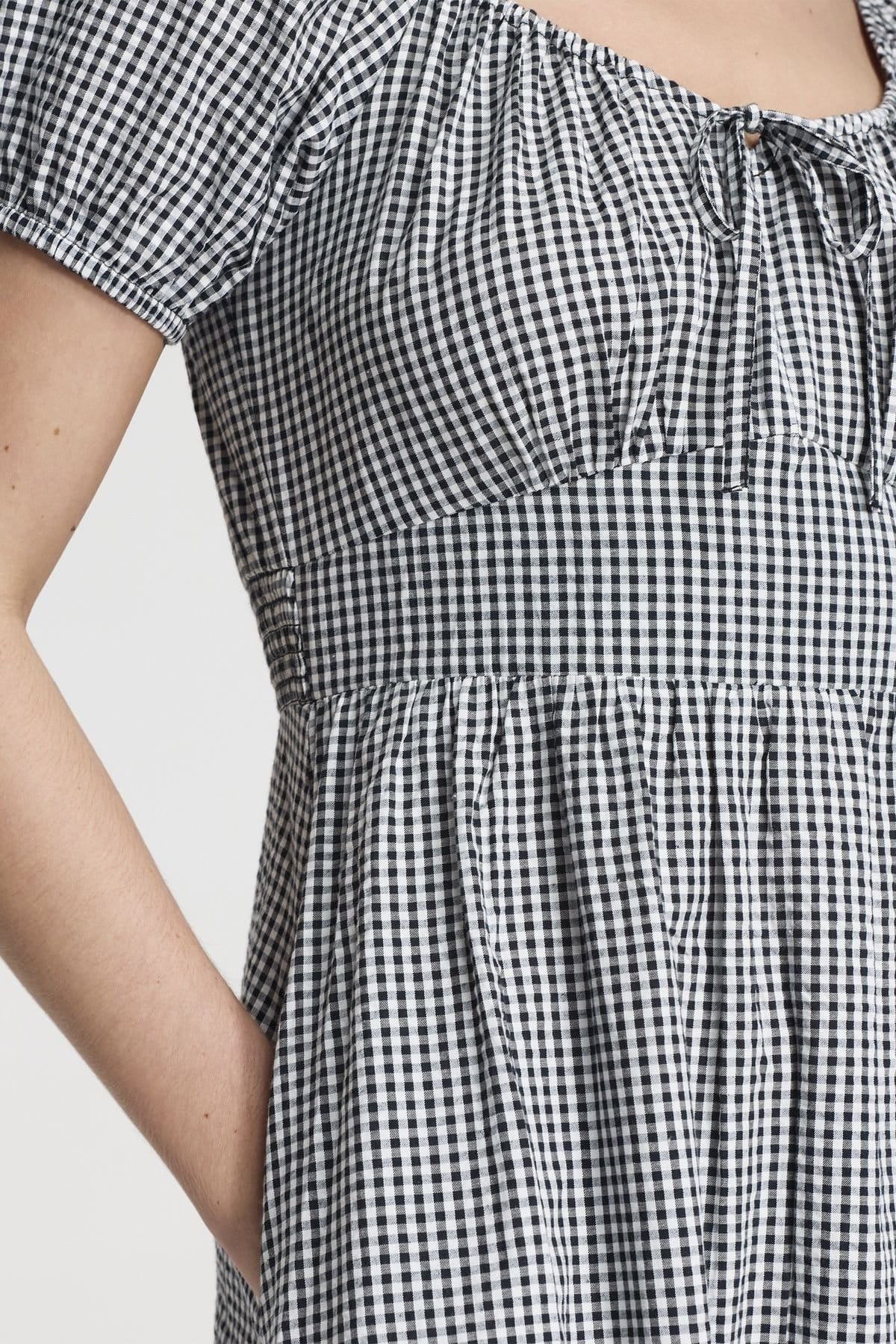 Finery London Finery London Women's Petite Kaitlyn Cotton Gingham Midi Dress in Black - 4