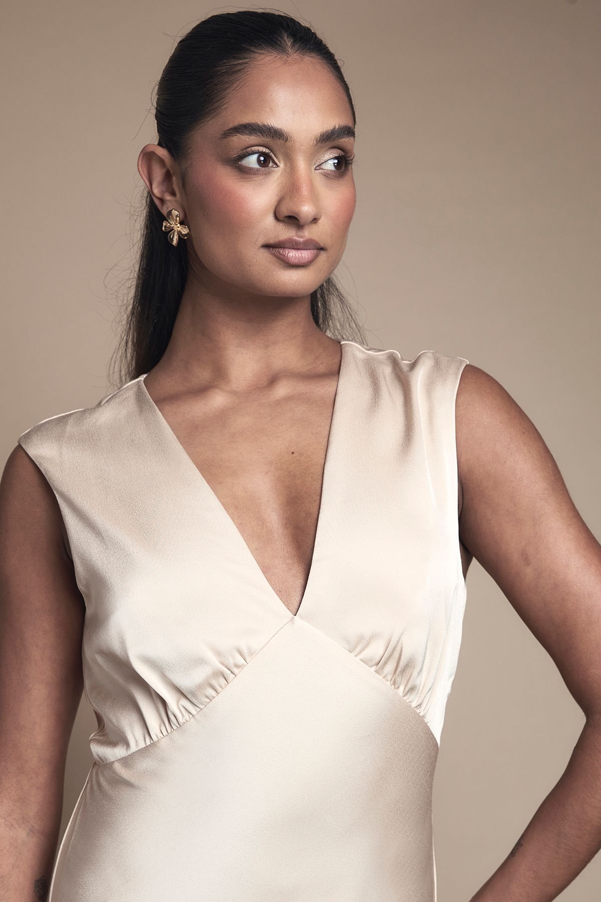 Oasis Oasis Women's Satin Open Back Detail Maxi Bridesmaid Dress in Champagne - 4