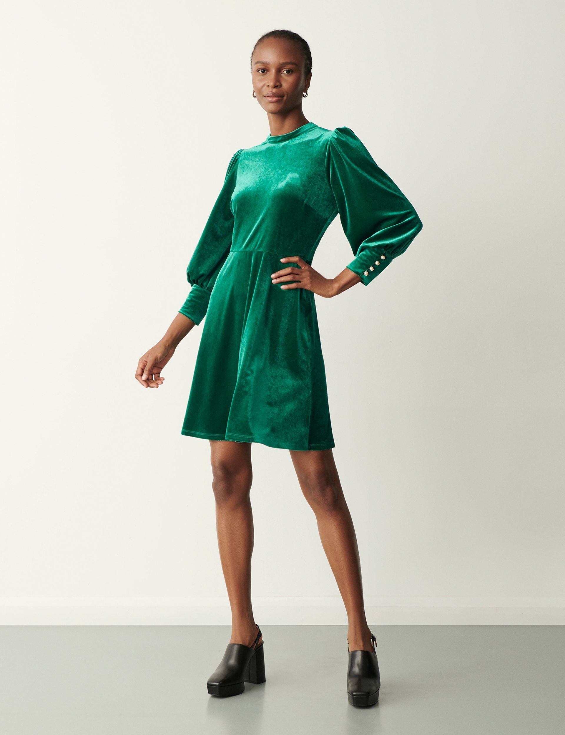 Finery London Finery London Women's Martina Velvet Mini Dress in Emerald - 2
