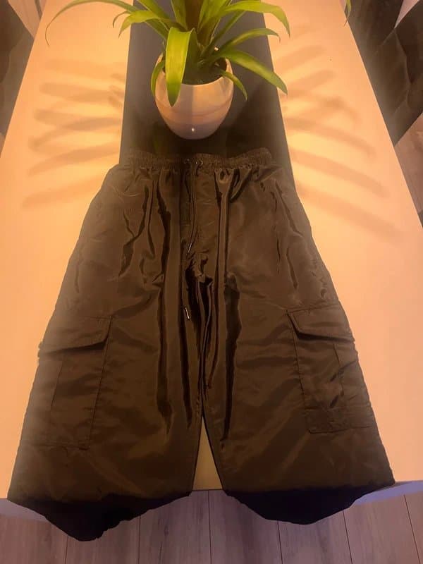 Black black cargos with pockets