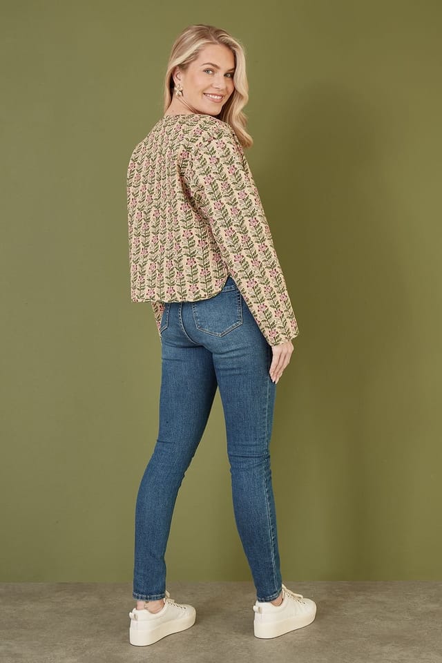 Yumi Yumi Women's Blue Floral Print Reversible Cotton Cropped Quilted Jacket in Stone - 3