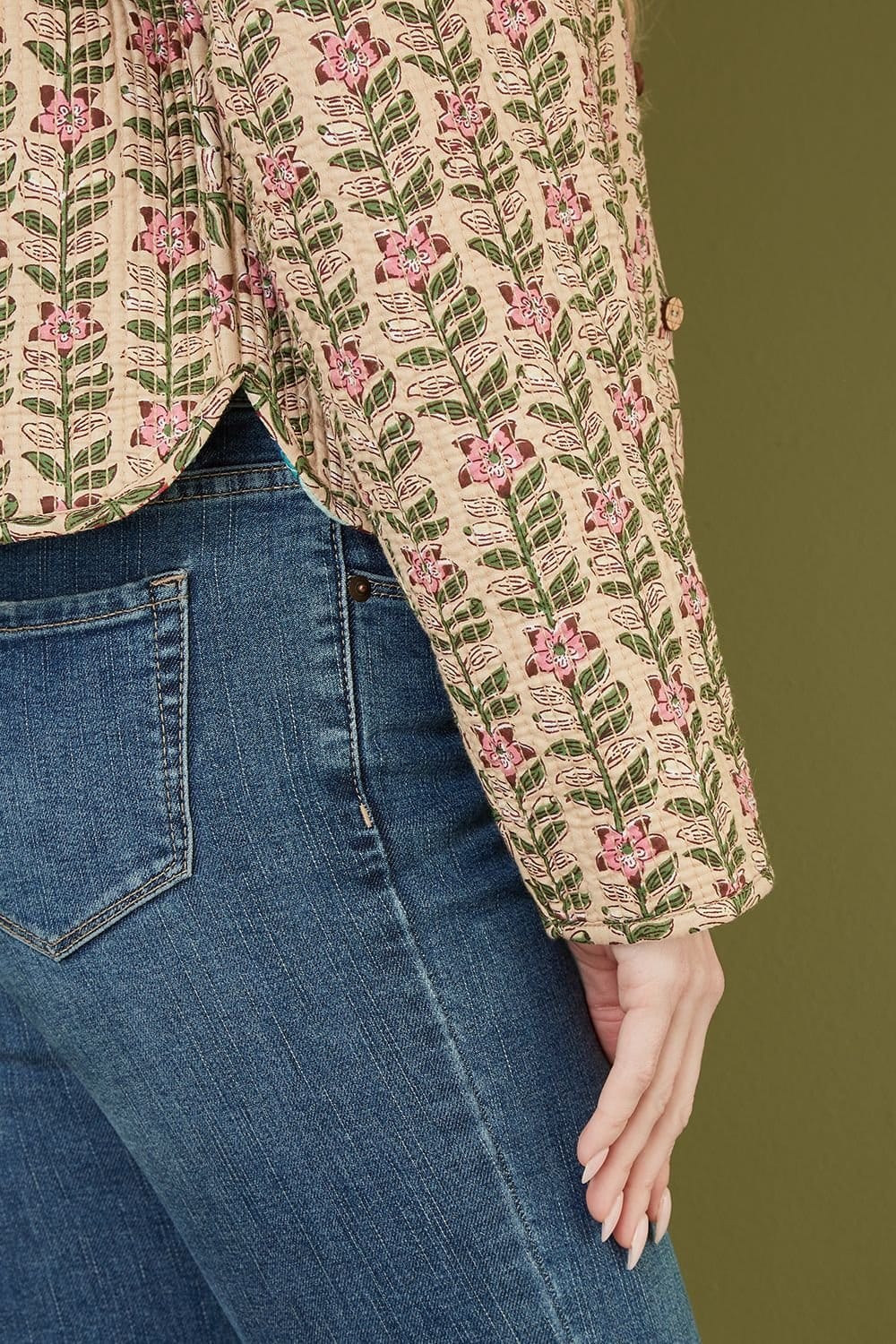 Yumi Yumi Women's Blue Floral Print Reversible Cotton Cropped Quilted Jacket in Stone - 4