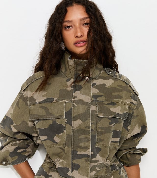 New Look Women's Green Camo Print Cargo Pocket Shacket New Look - 2