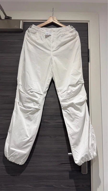Bershka Bershka cotton cargo parachute trousers in white - 1