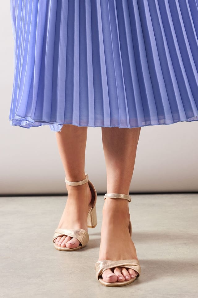 Wallis Wallis Women's Wide Fit Sophia Soft Twist Low Block Heel Sandals in Gold - 2