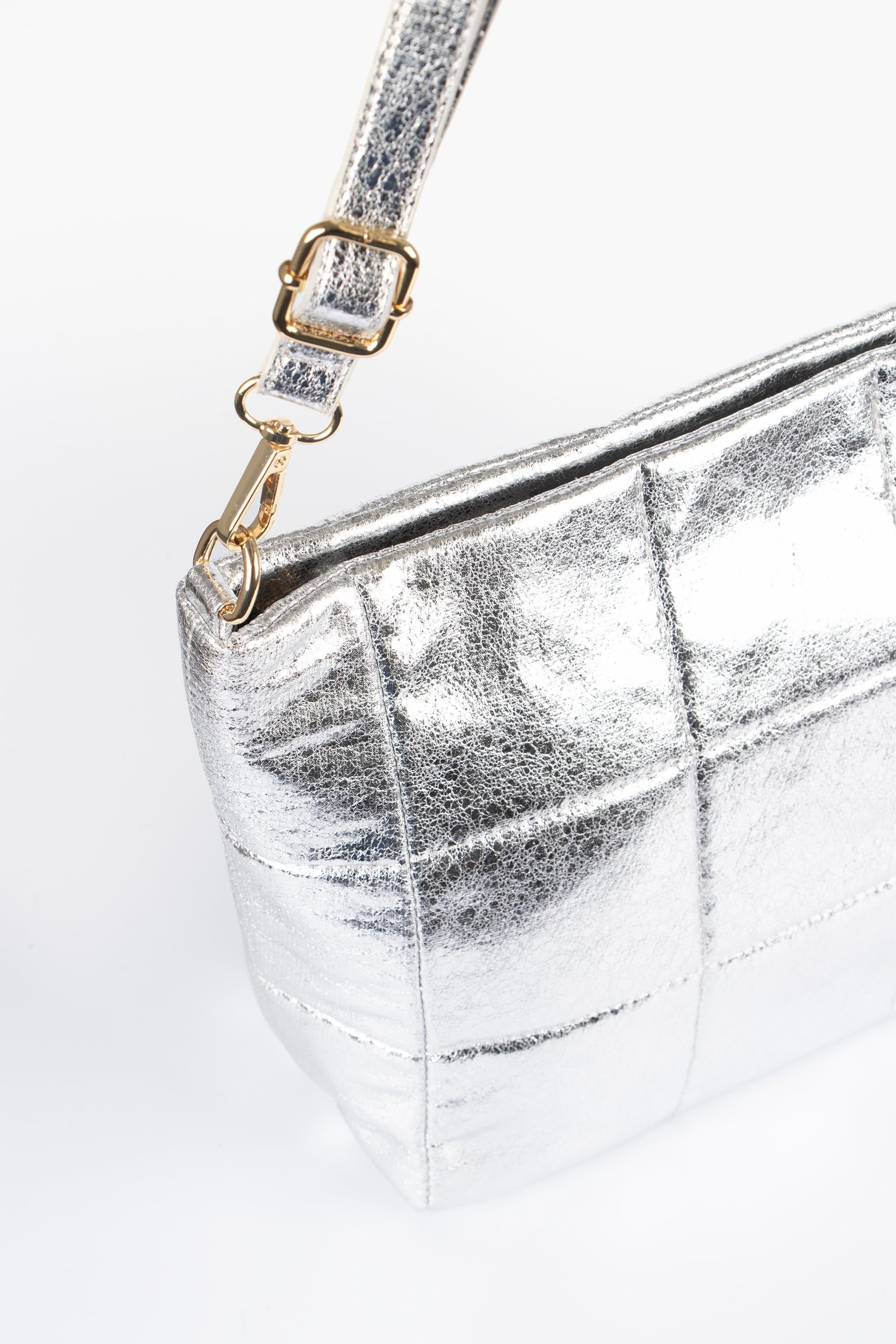 Etre Etre Women's Silver Metallic Faux Leather Medium Crossbody Bag - 3