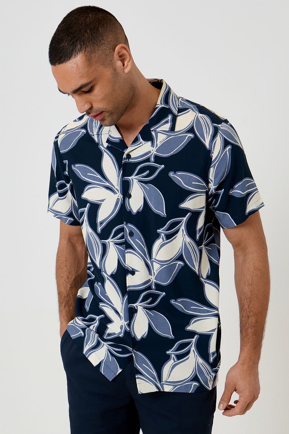 Threadbare Threadbare Men's Leaf Print Short Sleeve Shirt in Navy