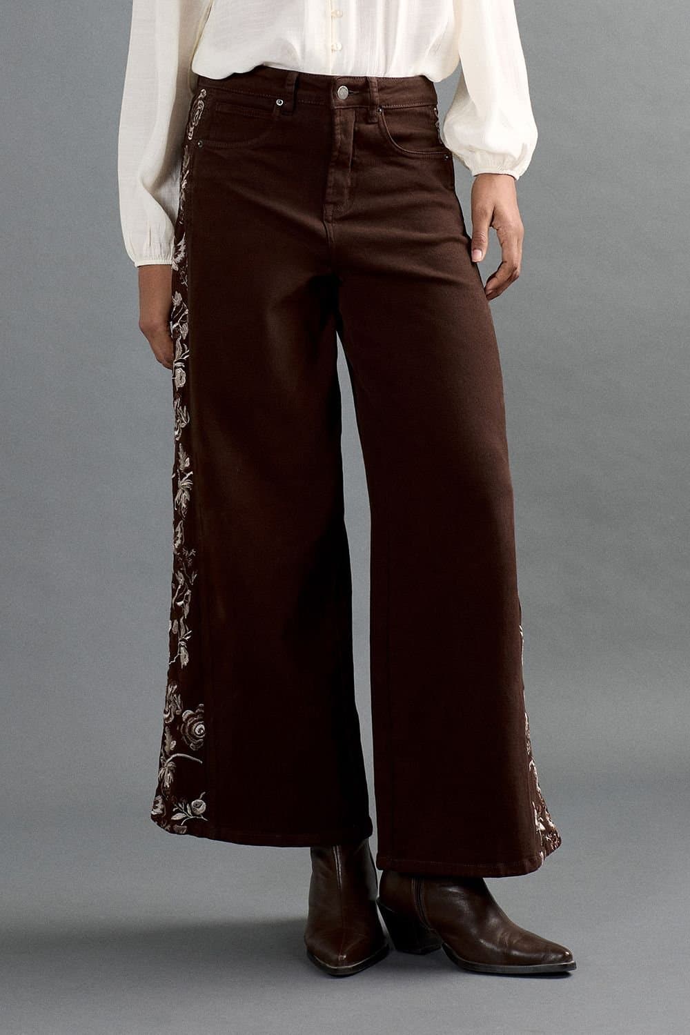 Apricot Apricot Women's Floral Embroidered Wide-Leg Jeans in Brown