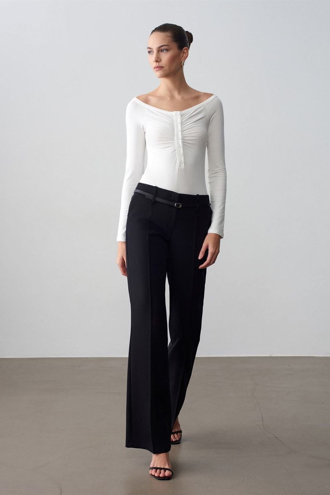 Dilvin Dilvin Women's Belted Straight-Leg Crepe Trousers in Black - 4