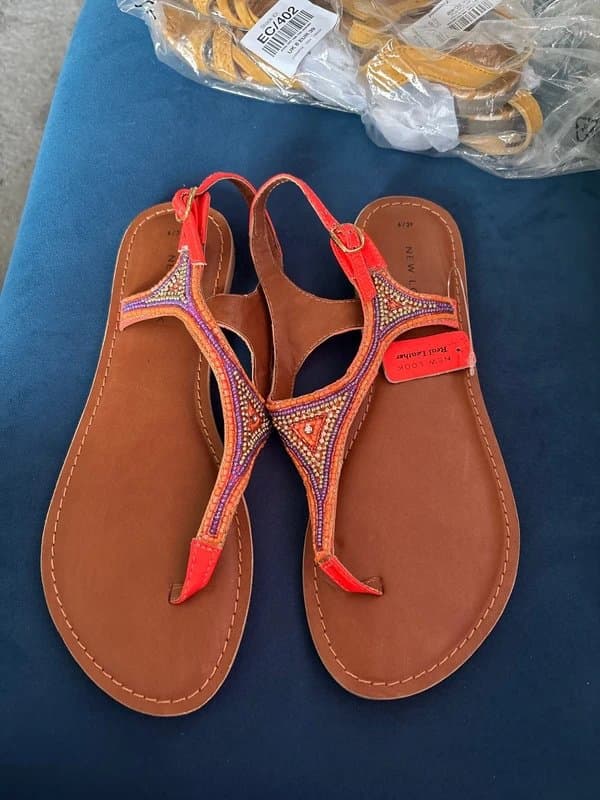 New Look New ladies flip flops size 6