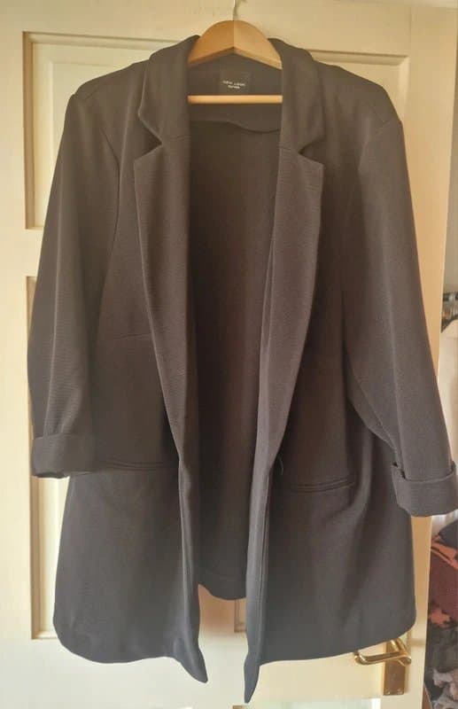 New Look New Look Curves. Black ribbed jacket. 3/4 sleeves. Size 28.