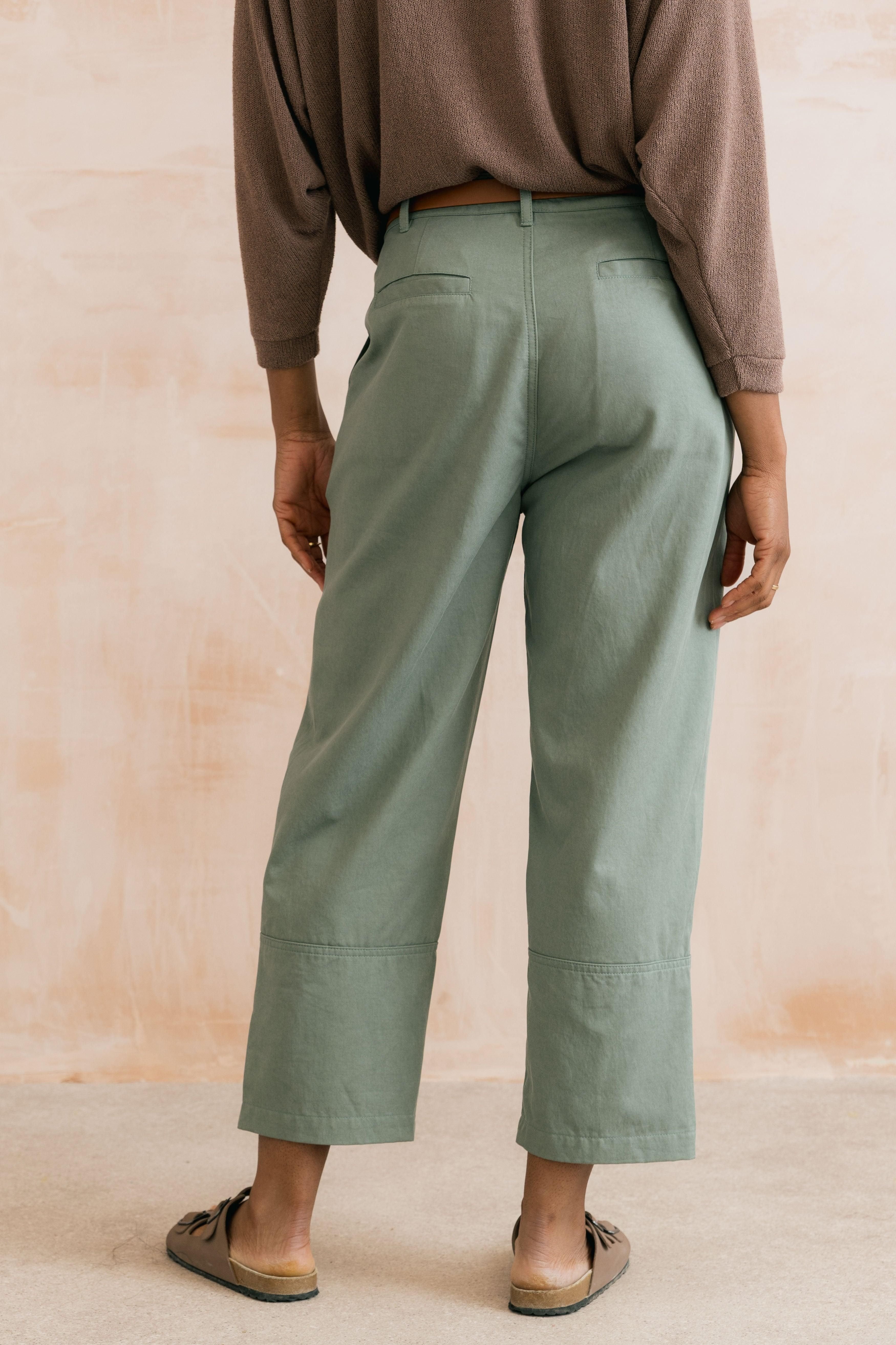 Lily & Me Lily & Me Women's Clarissa Tapered Leg Cropped Trousers in Green - 4