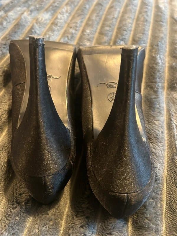 New Look Black peep toed shoes